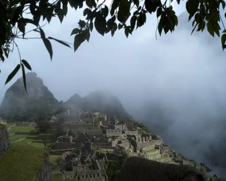 Boulders blocking Train Tracks Leave 900 Tourists near the Inca Citadel